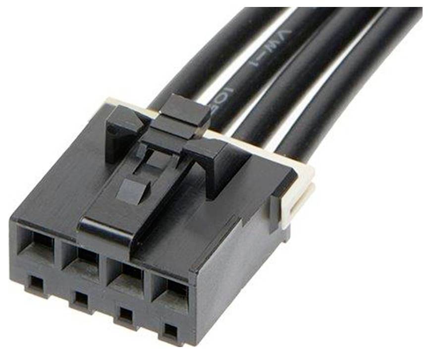 'Detail záberového snímku čiernej štvorcestnej elektrickej zástrčky so štyrmi pripojenými čiernymi káblami.'