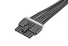 Čierny elektrický zástrčkový konektor s viacerými káblami pre počítačový hardvér.