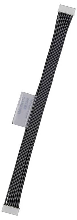 Čierna plochá páska s bielymi konektormi na oboch koncoch, vhodná na prepojenie elektronických zariadení.