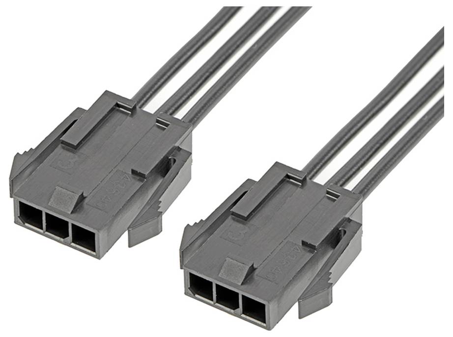Jeden pár čiernych elektrických konektorov s tromi vývodmi a dlhými káblami.