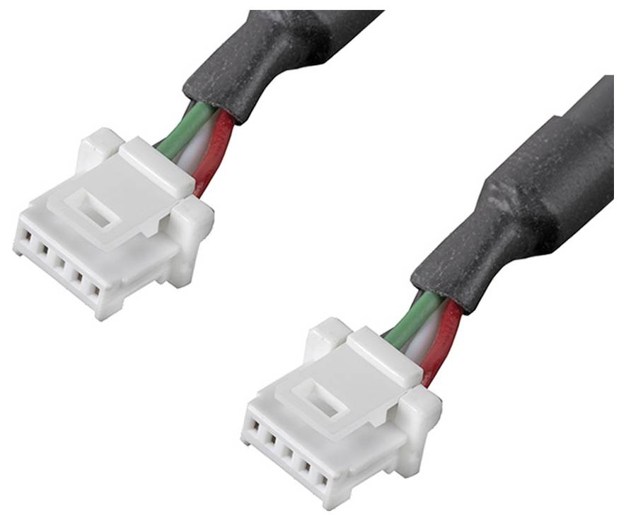 Dva biele konektory s červenými, zelenými a čiernymi káblami sú znázornené. Sú určené na elektrické prepojenia.
