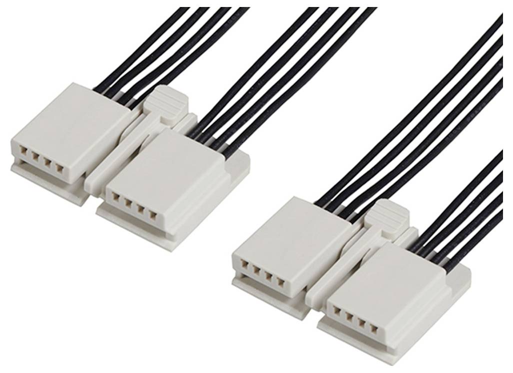 Dva biele plastové konektory, každý s pripájanými štyrmi čiernymi káblami, ktoré vedú paralelne a slúžia na elektrické prepojenia.