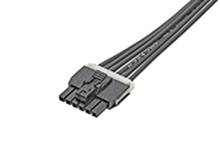 Čierny štvorvodičový kábel s plastovou zástrčkou, vhodný pre pripojenie elektronických zariadení alebo komponentov.