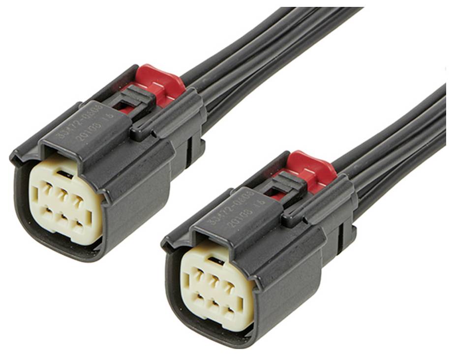 Dva čierne viacpólové konektory s červenými sponou. Sú prepojené káblami a sú vhodné pre elektrické pripojenia.