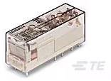 Obdĺžnikové elektrické relé s priehľadným krytom, ktorý odhaľuje jeho vnútorné komponenty. Značka je viditeľná v pravom dolnom rohu.