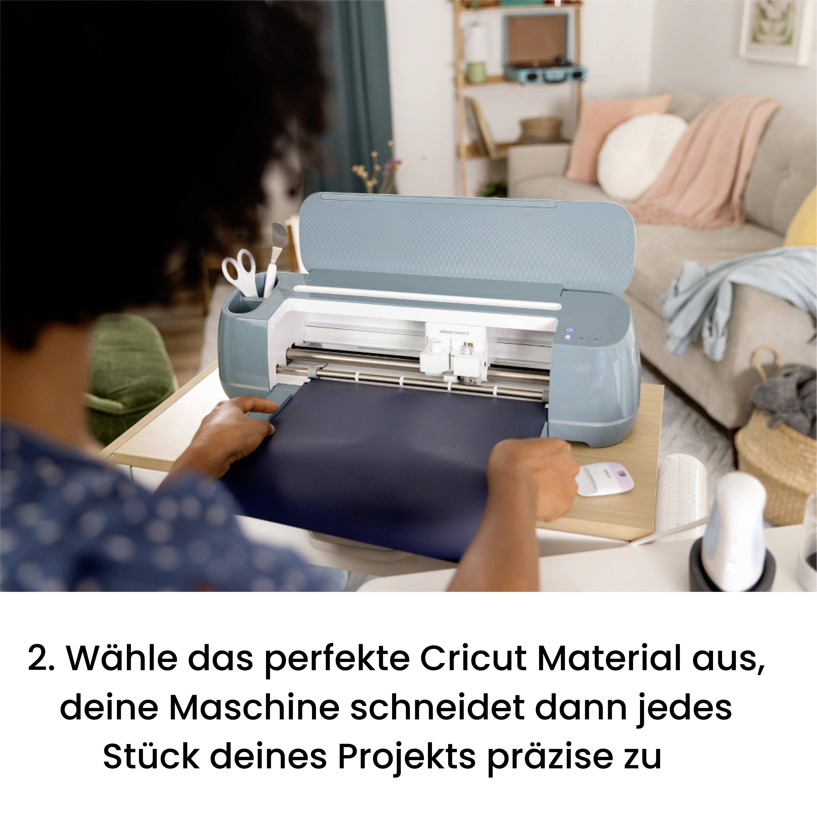 Osoba vkladá materiál do rezacieho stroja Cricut, aby ho presne vystrihla. V pozadí útulná obývačka.