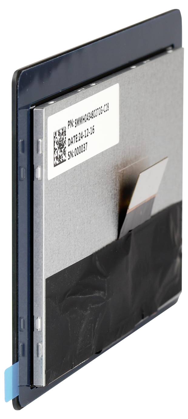 Bočný pohľad na obdĺžnikový pevný disk s nálepkou. Obsahuje technické detaily a sériové číslo.