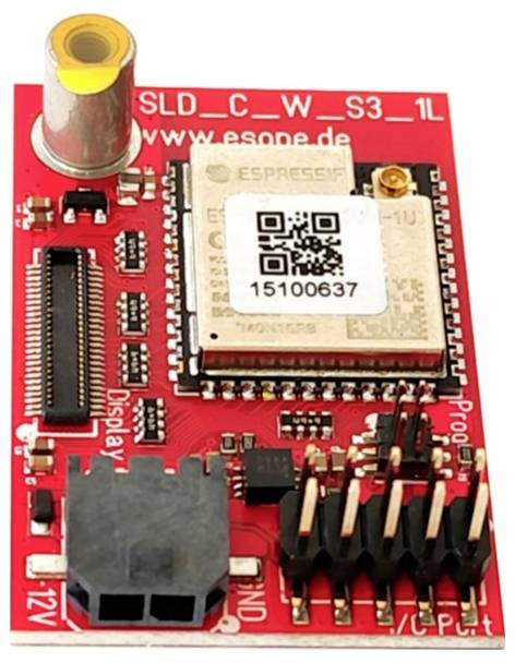 Červený elektronický obvod s rôznymi čipmi a prípojkami na obdĺžnikovej doske.