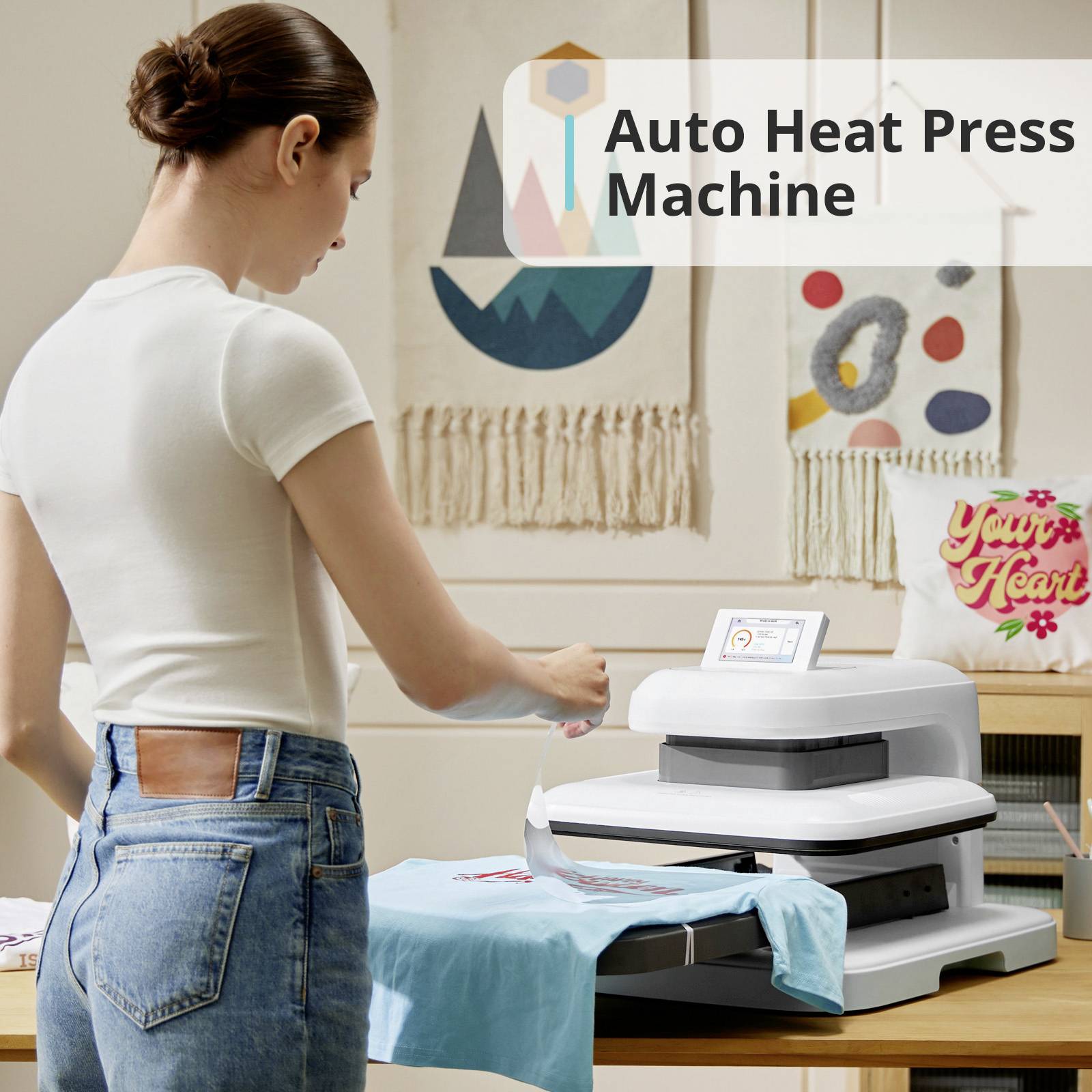Žena používa automatický termotransferový lis na potlač tričká. V pozadí nápis: 'Auto Heat Press Machine'.