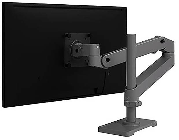 Pohľad zozadu na počítačový monitor upevnený na nastaviteľnom stojanе s ramenom.