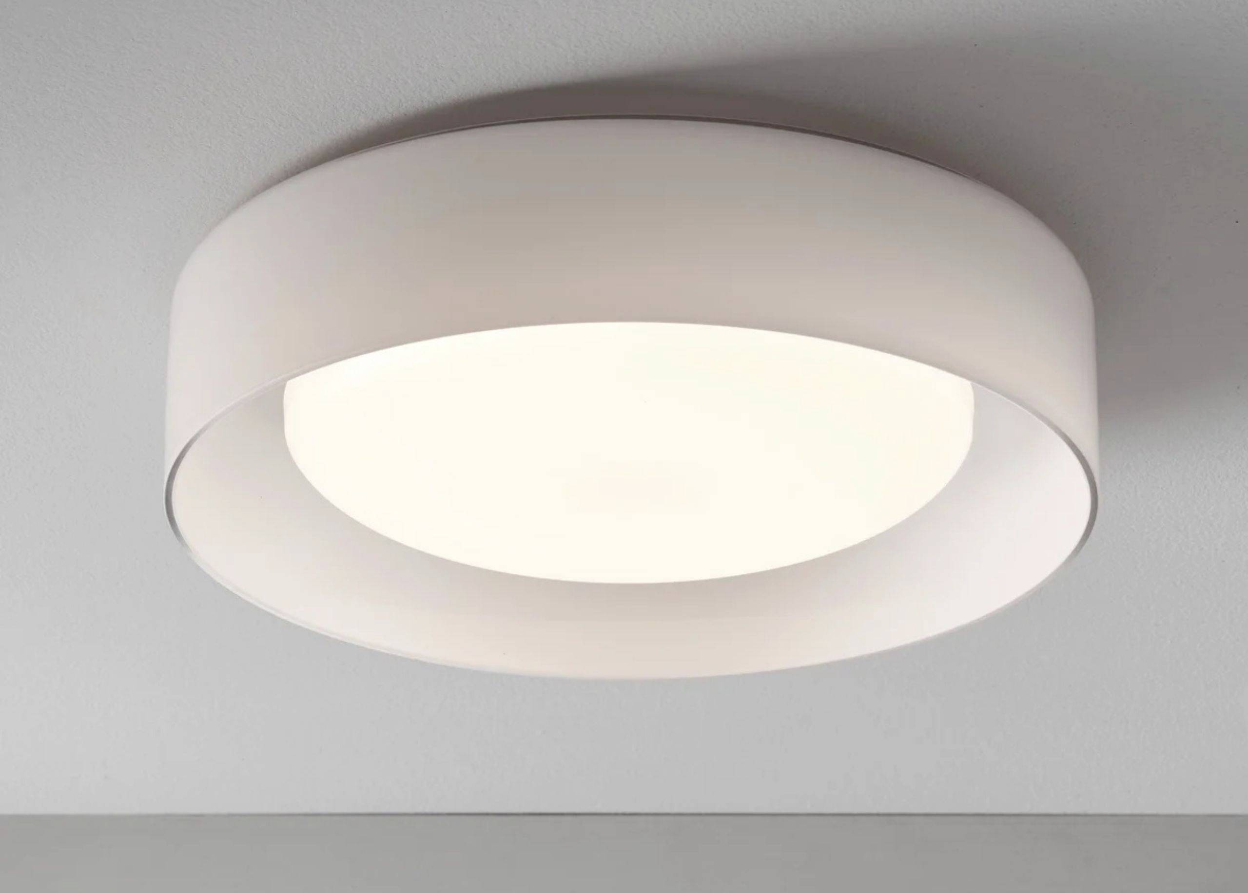 Okrúhle stropné svietidlo s jednoduchým, moderným dizajnom. Tienidlo je biele a vytvára jemné, rovnomerné svetlo.