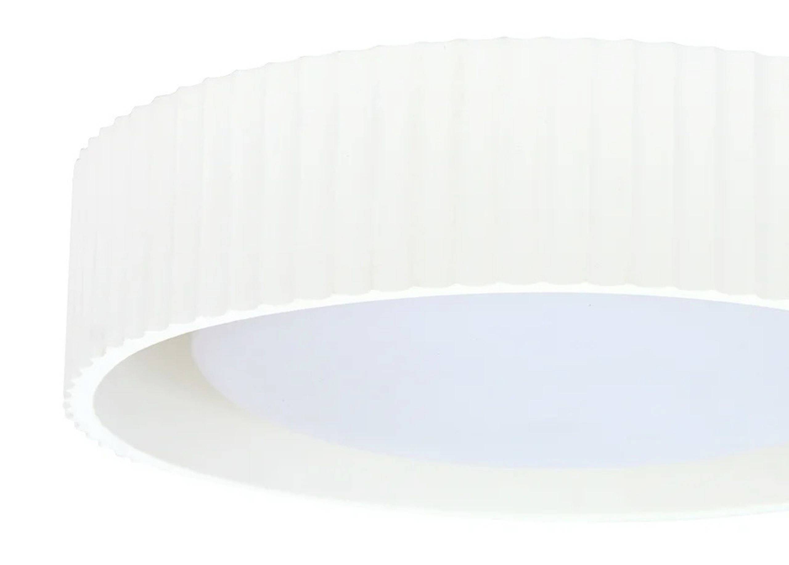 Biela, okrúhla stropná lampa s vrúbkovaným tienidlom. Svietidlo má jednoduché, moderné dizajnové prevedenie.