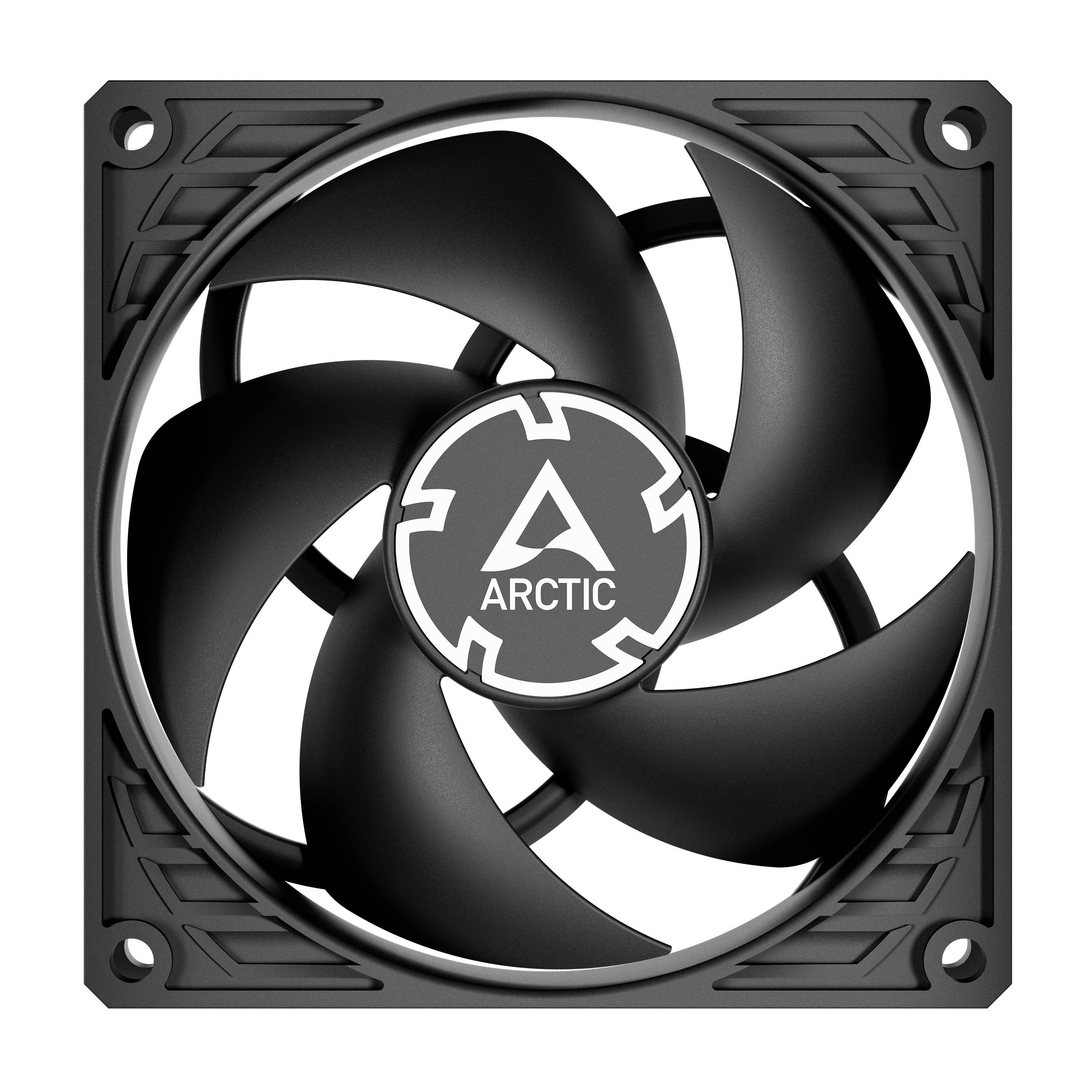 Chladiaci ventilátor v detailnom zábere, čierny s piatimi listami, firemné logo 'ARCTIC' v strede.