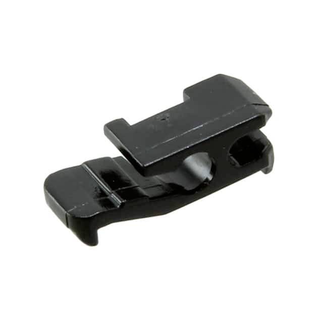 Čierny plastový spínací prichytávací prvok alebo zámok na bielom pozadí.