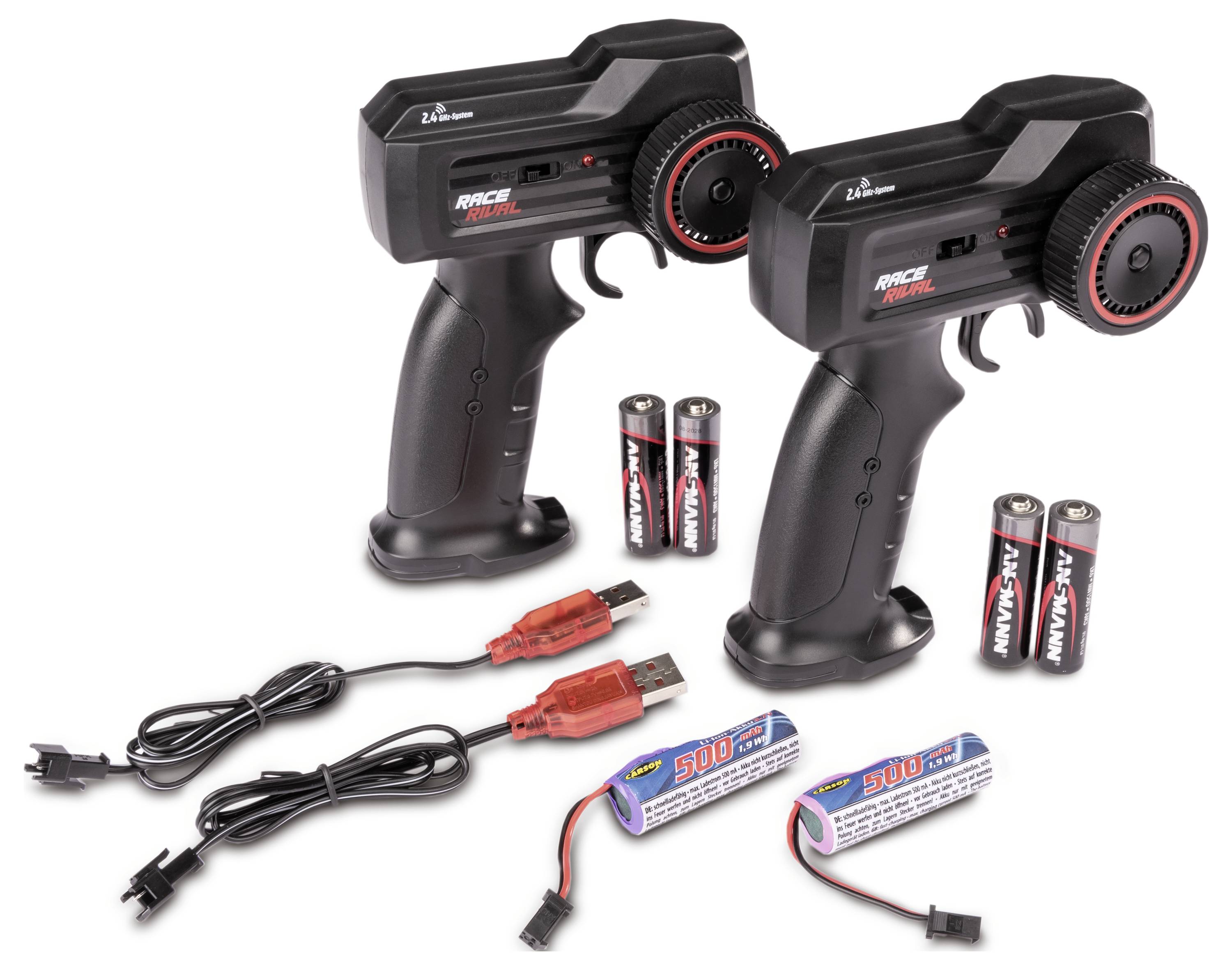 Dva čierno-červené diaľkové ovládače s batériami, nabíjacími káblami a akumulátormi.