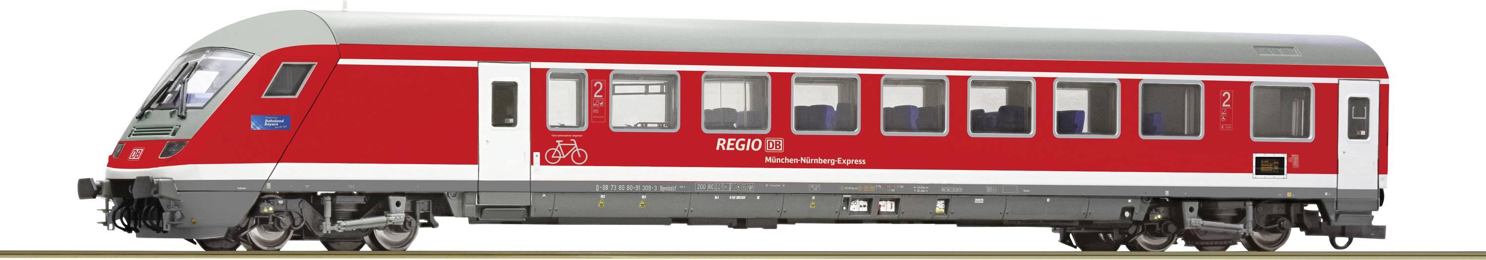Červený regionálny vlakový vozeň Deutsche Bahn so sivou strechou, stojaci na koľaji. Vľavo symbol bicykla, vpravo viditeľné sedadlá.