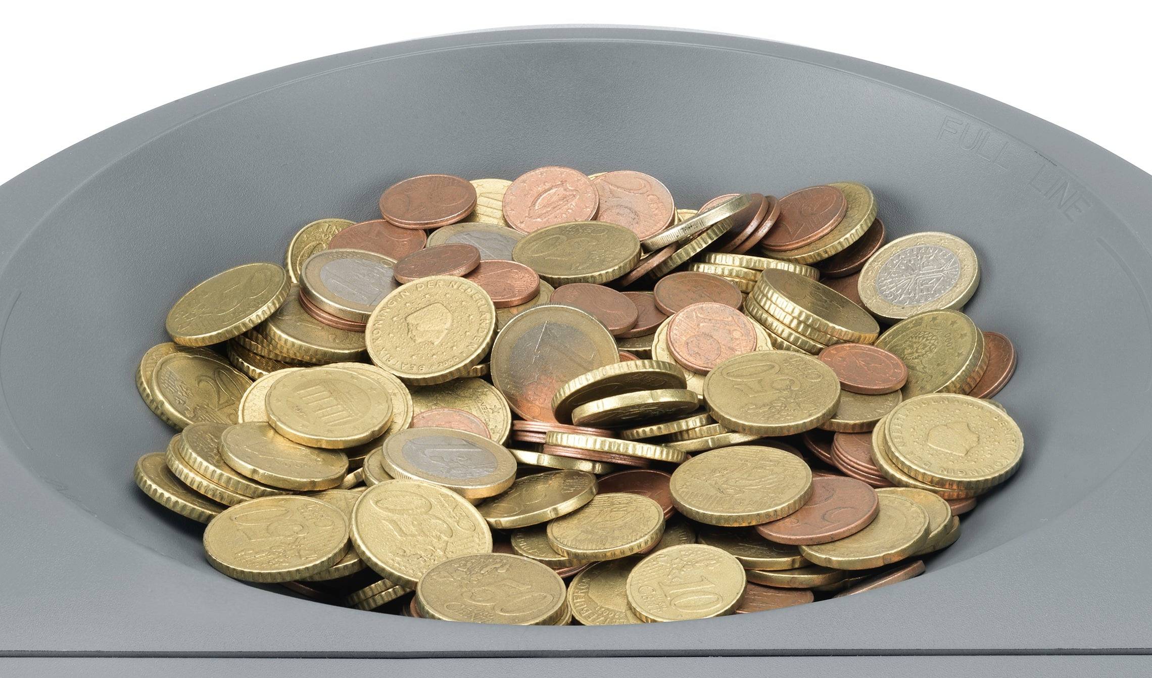 Kovová alebo plastová miska naplnená početným množstvom euromincí rôznych veľkostí a hodnôt.