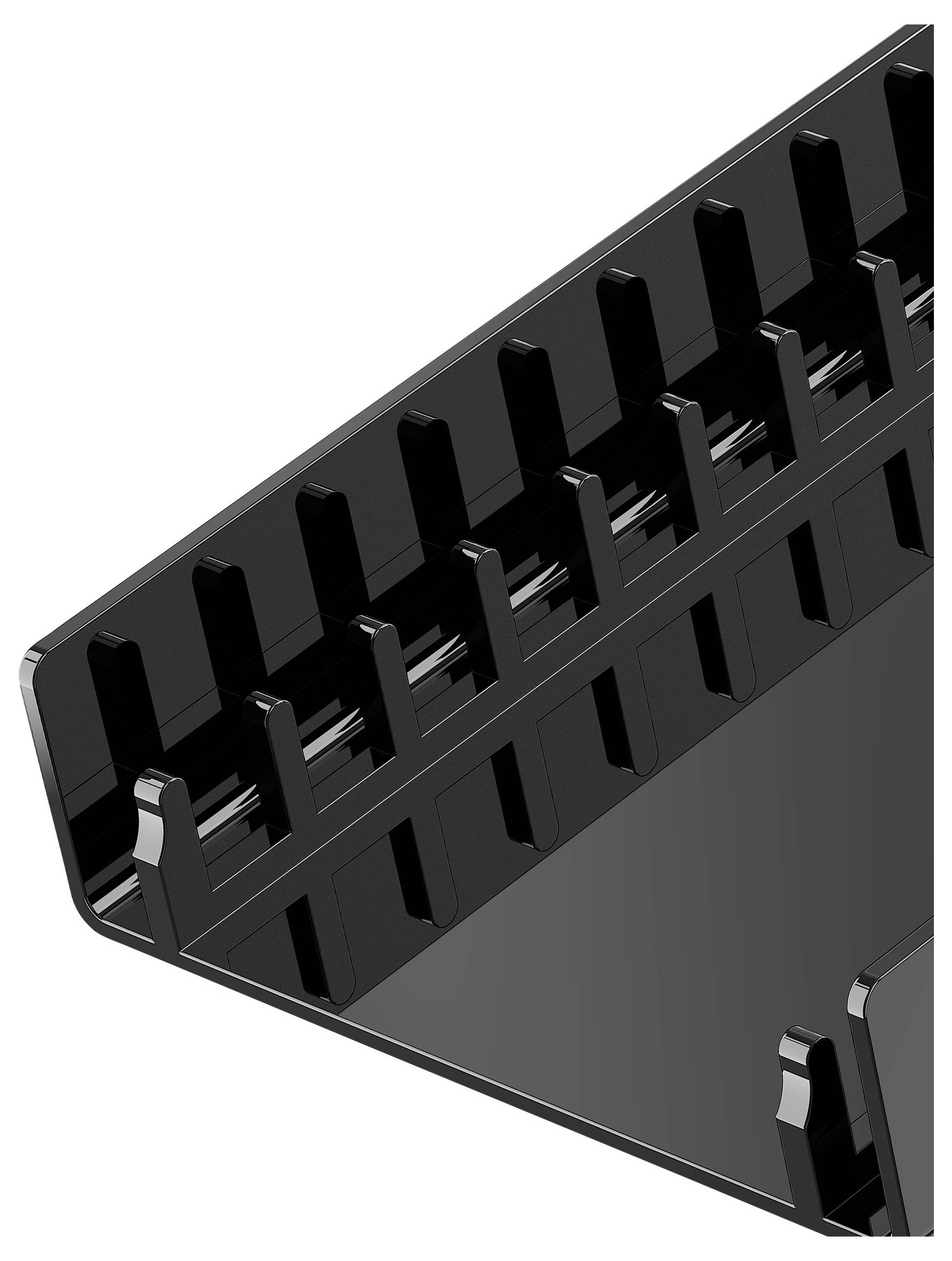 Detailný pohľad na čierny elektronický konektor zobrazujúci viaceré kovové kolíky vo vnútri plastového telesa, používaný na prenos dát alebo energie.