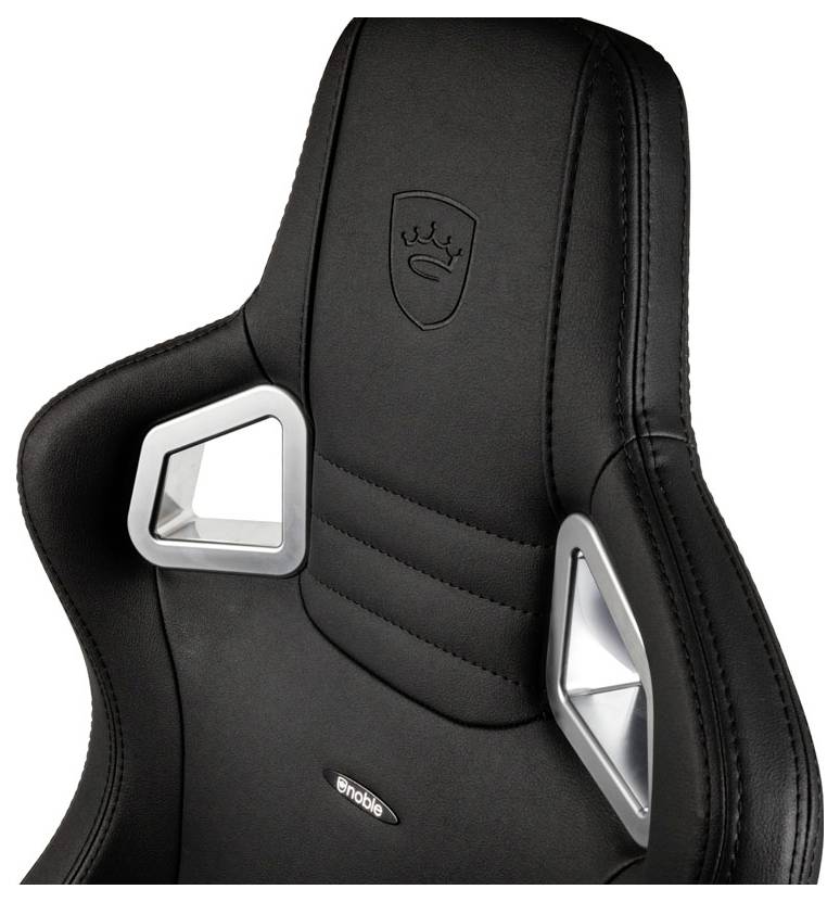 Čierny autosedačka so striebornými úchytmi a vyšitým logom koruny. Sedadlo pôsobí športovo a ergonomicky.