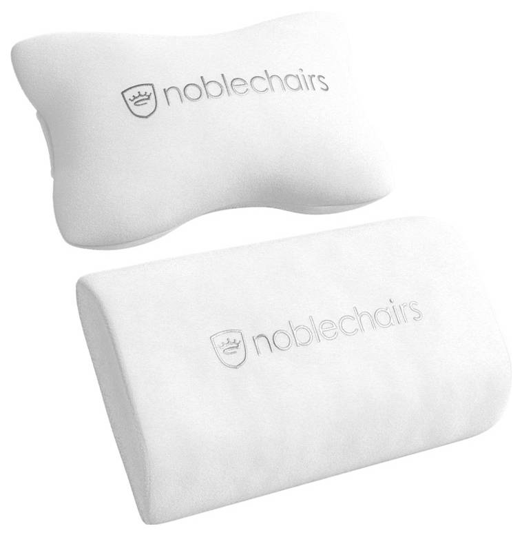 Dva biele vankúše s vyšitým logom a nápisom 'noblechairs'. Jeden je ergonomicky tvarovaný, druhý obdĺžnikový.
