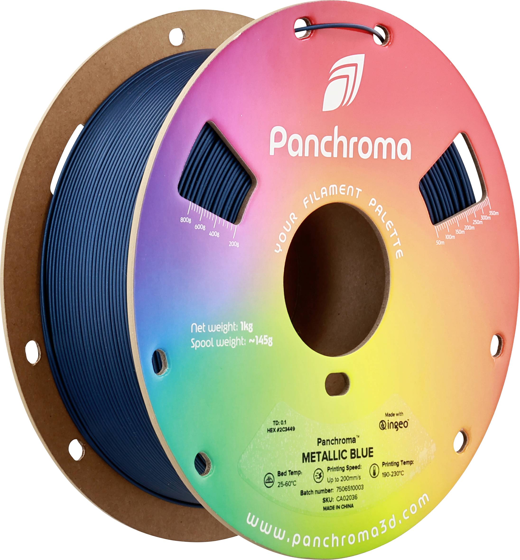 Kotúč modrého 3D tlačového filamentu od Panchroma. Na obale sú uvedené hmotnosť, materiál a odporúčané teploty tlače.