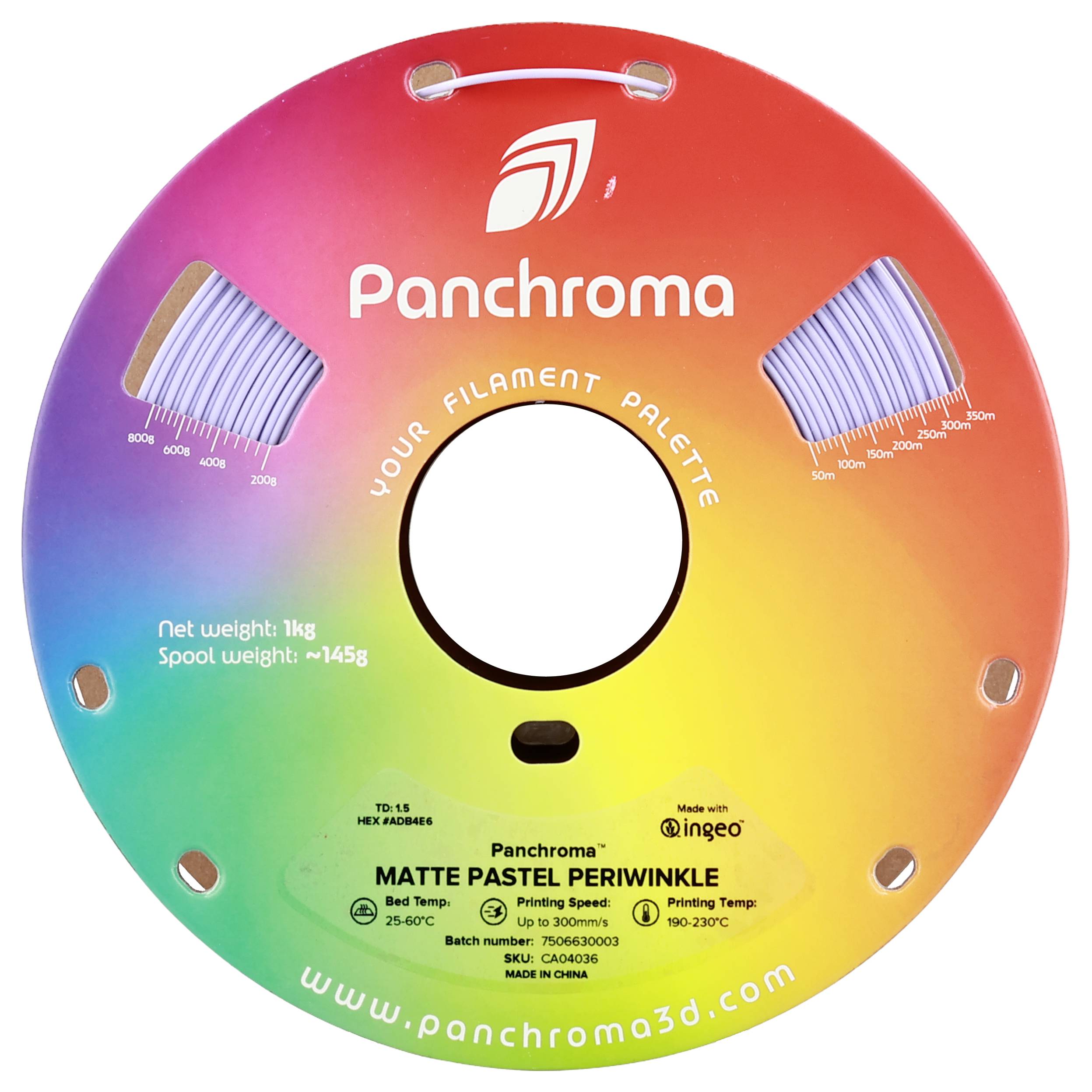 Okrúhla cievka filamentu od Panchroma v dúhových farbách s nápisom 'MATTE PASTEL PERIWINKLE', 1 kg čistej hmotnosti.