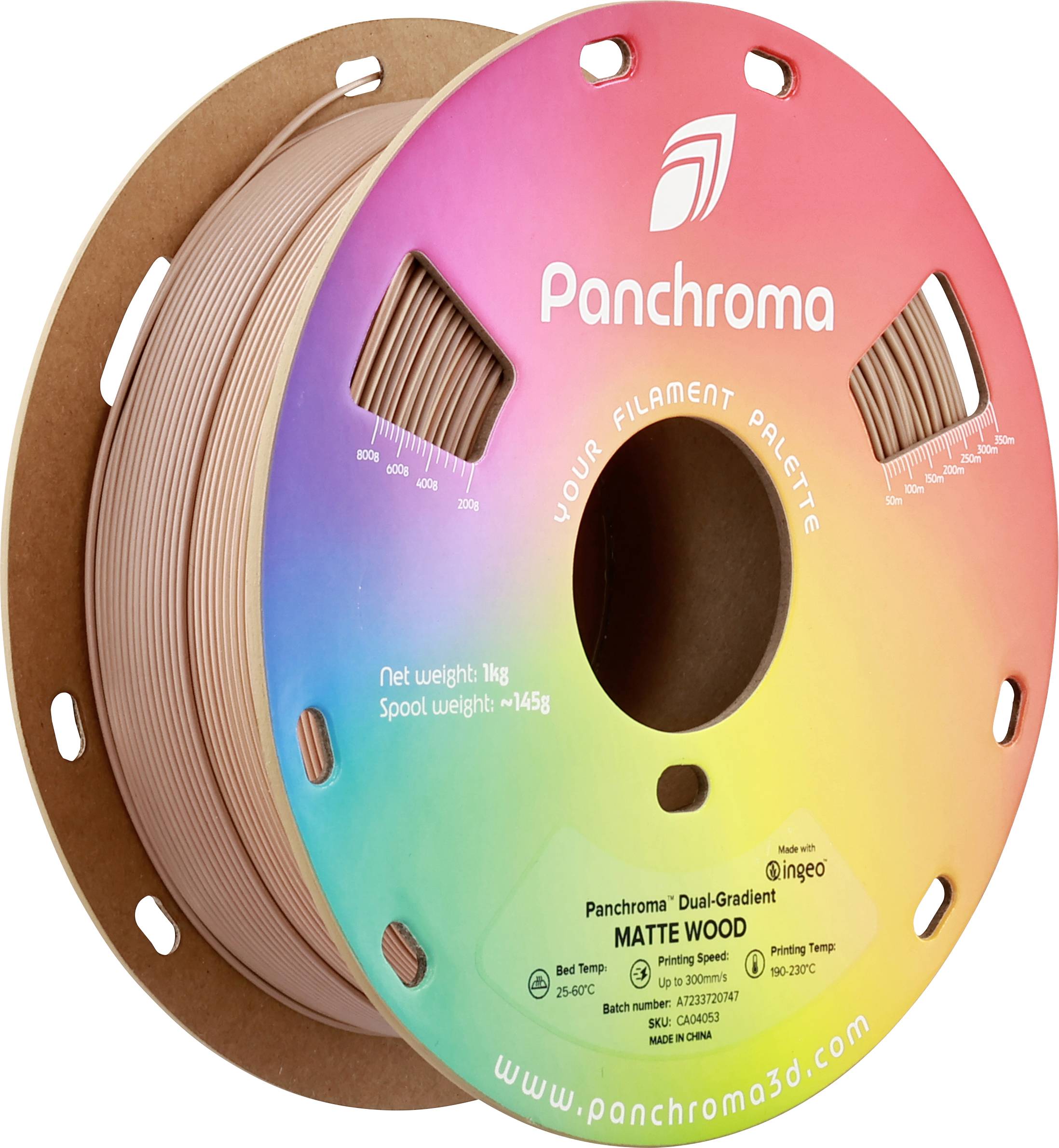 Kotúč 3D tlačového filamentu s nápisom 'Panchroma Matte Wood', hmotnosť 1kg. Balenie je farebne navrhnuté.