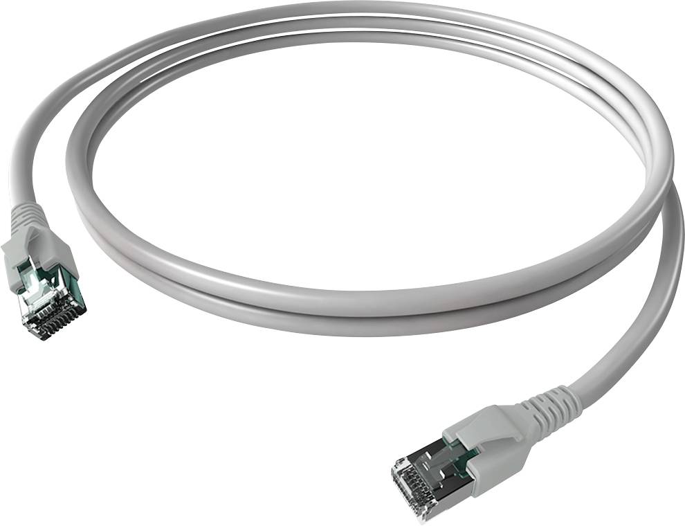 Biely ethernetový kábel s dvoma RJ45 konektormi, ktorý sa používa na pripojenie sieťových zariadení.