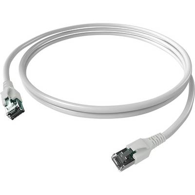 Biely ethernetový kábel s RJ45 konektormi na oboch koncoch, zvinutý na svetlom pozadí.