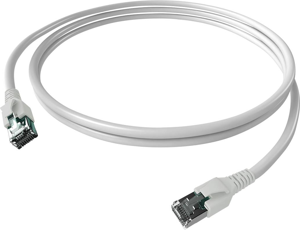 Biely ethernetový kábel s dvoma konektormi, používaný na sieťové pripojenia.