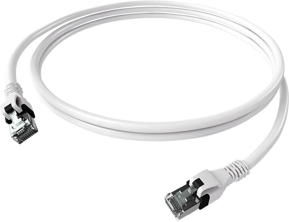 Biely ethernetový kábel s dvoma RJ45 konektormi, ktorý sa používa na sieťové pripojenia v počítačových sieťach.
