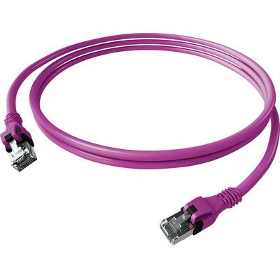 Ružový sieťový kábel s dvoma Ethernet konektormi, ktorý leží na stole.