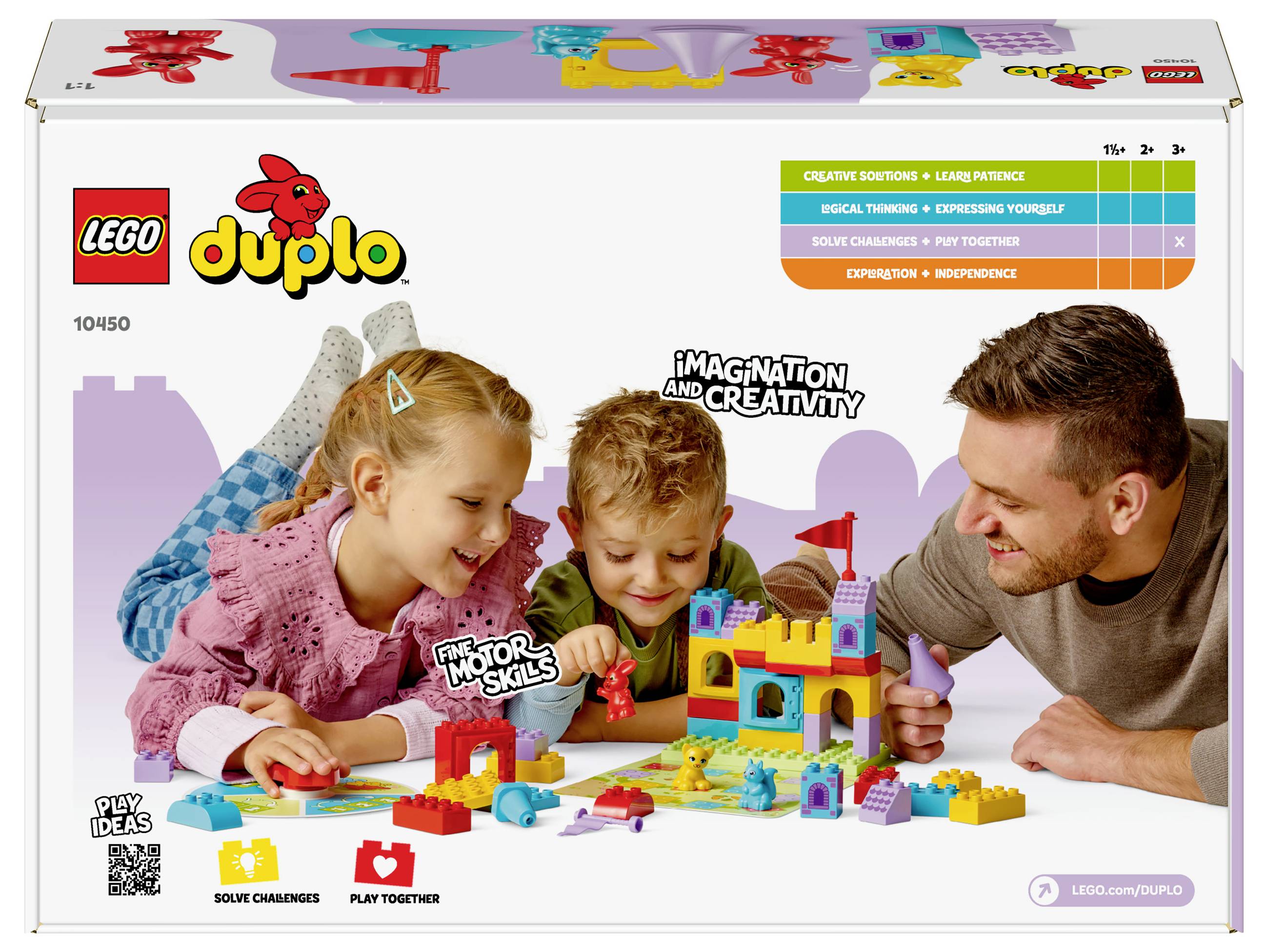 Otec sa hrá s dvoma deťmi s kockami LEGO Duplo. Spoločne stavajú farebné stavby, ktoré podporujú kreativitu a fantáziu.