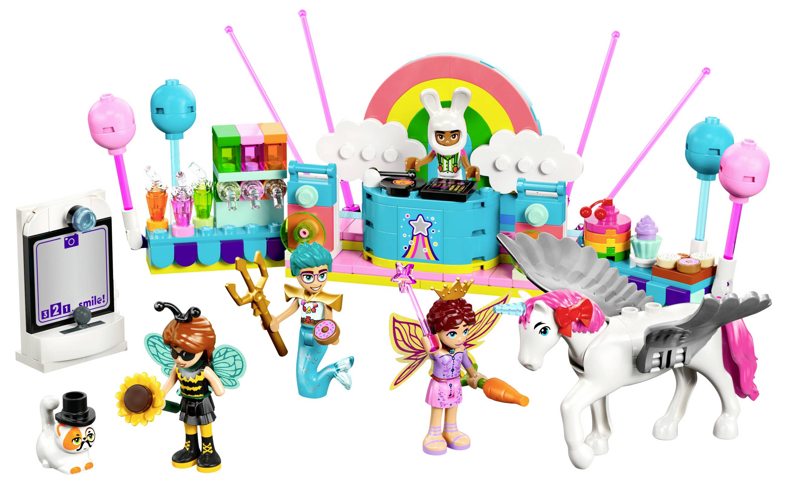 Lego súprava s farebným jednorožcom, štyrmi minifigúrkami vo fantazijných kostýmoch, DJ pultom a doplnkami v žiariacich farbách.