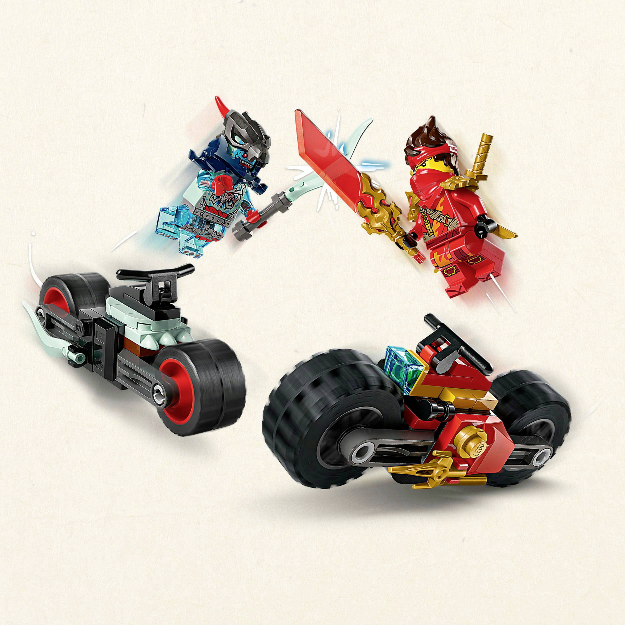 Dve LEGO figúrky bojujú s mečmi nad dvoma motocyklami. Pravá figúrka má na sebe červenú a zlatú, ľavá modrú a sivú.