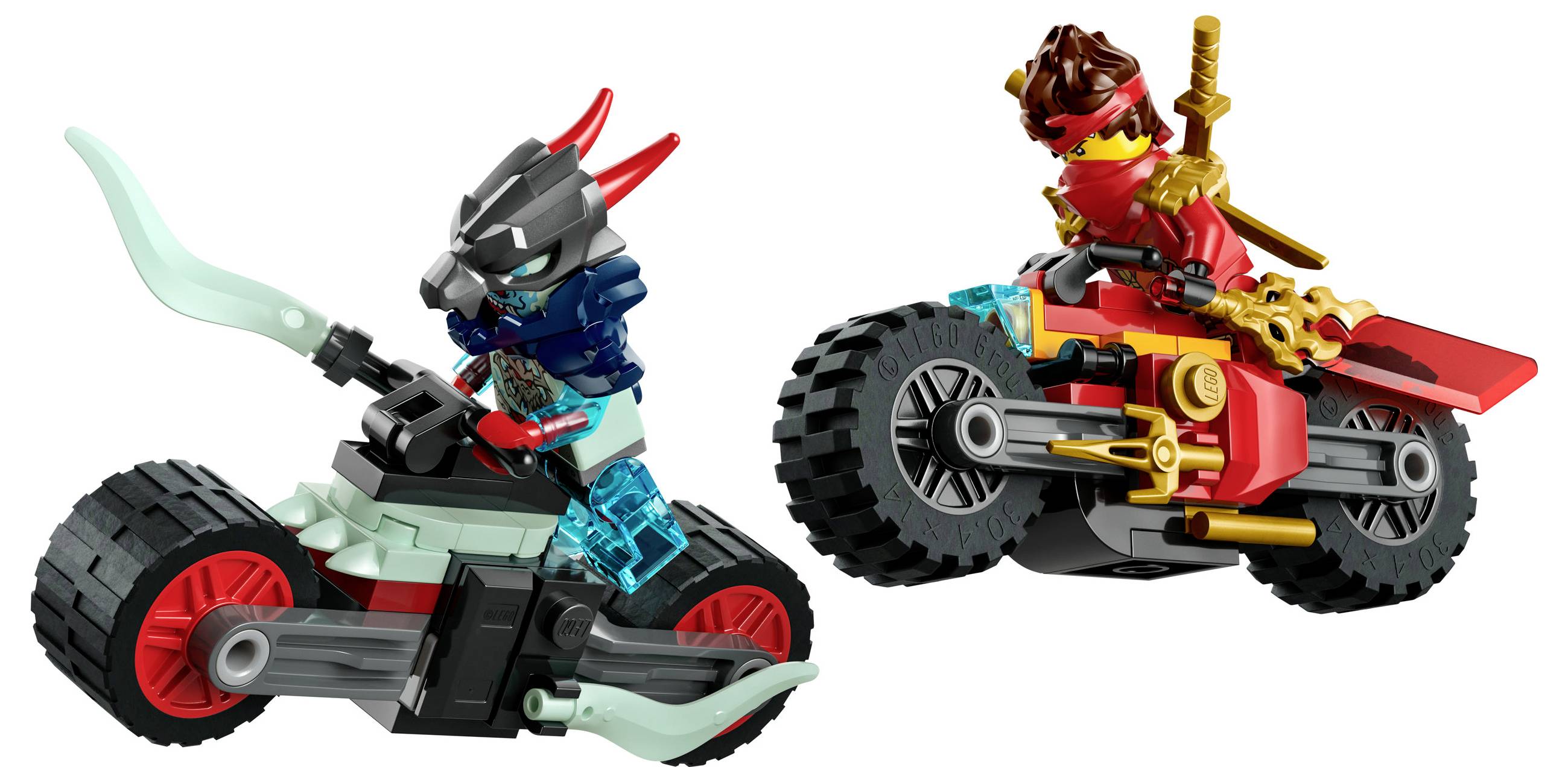 Dve LEGO figúrky na motocykloch: Jedna má na sebe červené brnenie so žltým mečom, druhá sivú masku so zelenou zbraňou.