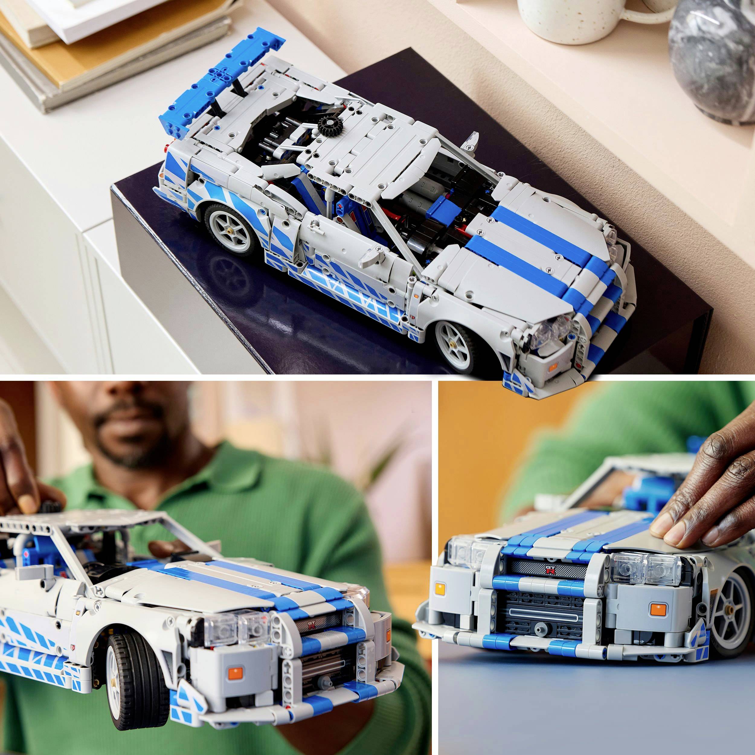 Modelové auto z LEGO s modrými pretekárskymi pruhmi na stole. V pozadí je vidieť muža, ktorý si užíva stavanie auta.