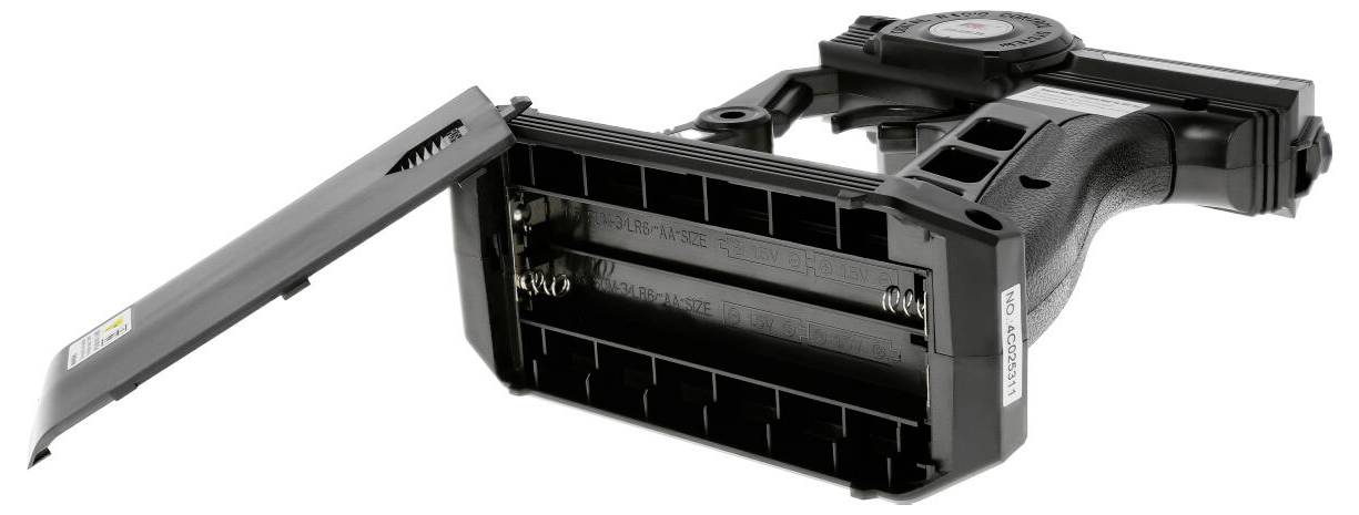 Otvorený kryt priestoru na batérie elektronického zariadenia ukazuje prázdny držiak pre dve batérie AA. Rukoväť a kryt sú viditeľné.