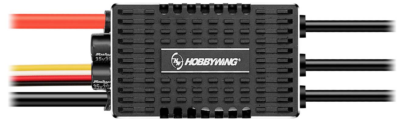Čierny hobby ESC (elektronický regulátor rýchlosti) s viacerými káblami, používaný na ovládanie modelárskych vozidiel.