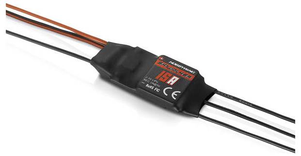 Elektronický rýchlostný regulátor (ESC) s pripájacími káblami, označený štítkom '15A', používaný v diaľkovo ovládaných modeloch.