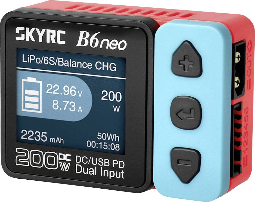 Digitálny displej nabíjačky zobrazuje '22.96V, 8.73A, 2235mAh, 50W' so symbolom batérie. Označenie 'SKYRC B6 neo, Duálny vstup, 200W'.