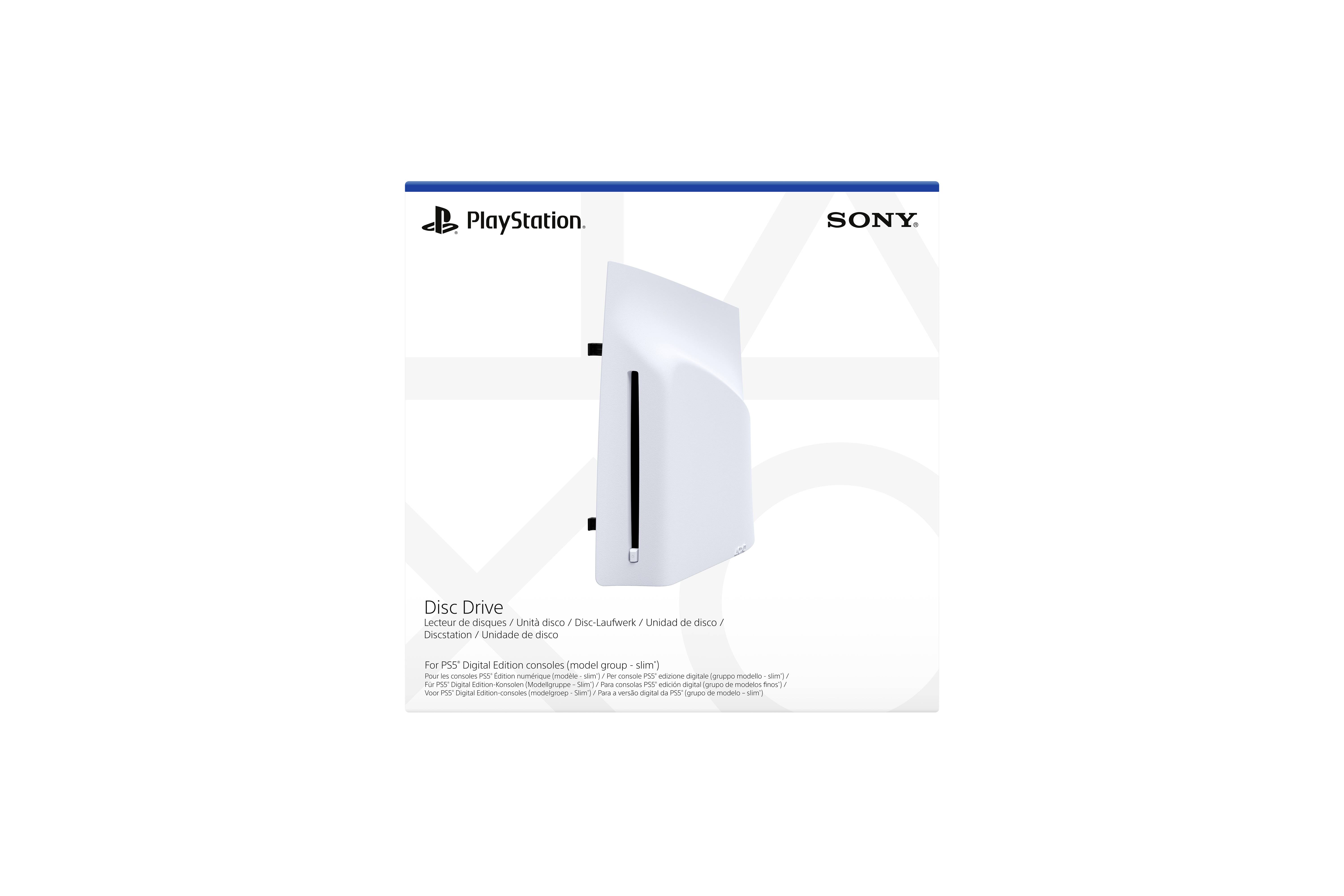 Konzola na obale, označená štítkom 'PlayStation 5' a 'Disc Drive'. Obchodné značky 'PlayStation' a 'Sony' sú viditeľné.