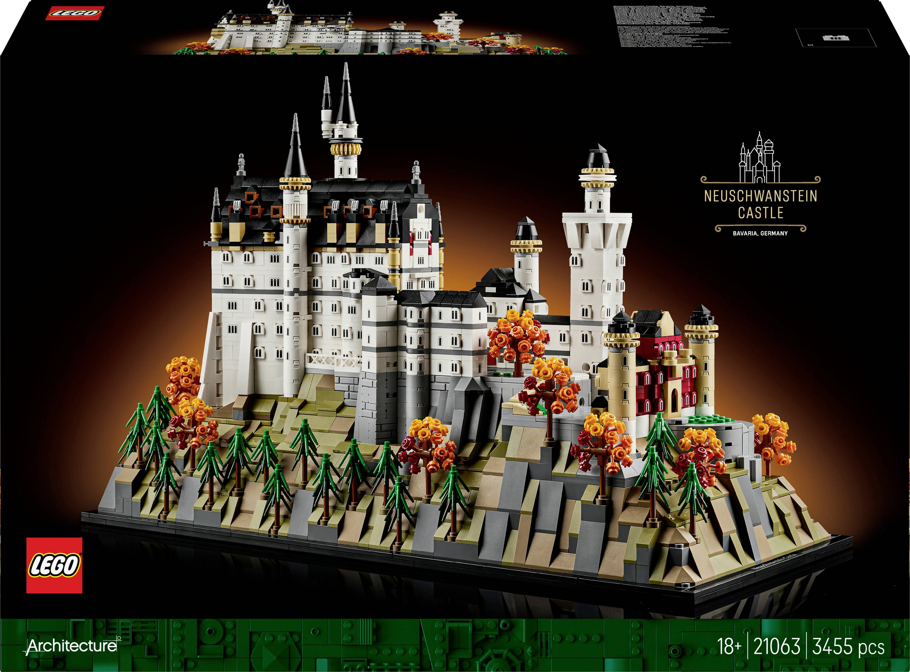 LEGO model zámku Neuschwanstein na skalnatej krajine, so stromami v jesenných farbách. Škatuľa zobrazuje 'Zámok Neuschwanstein, Nemecko' a počet dielikov.