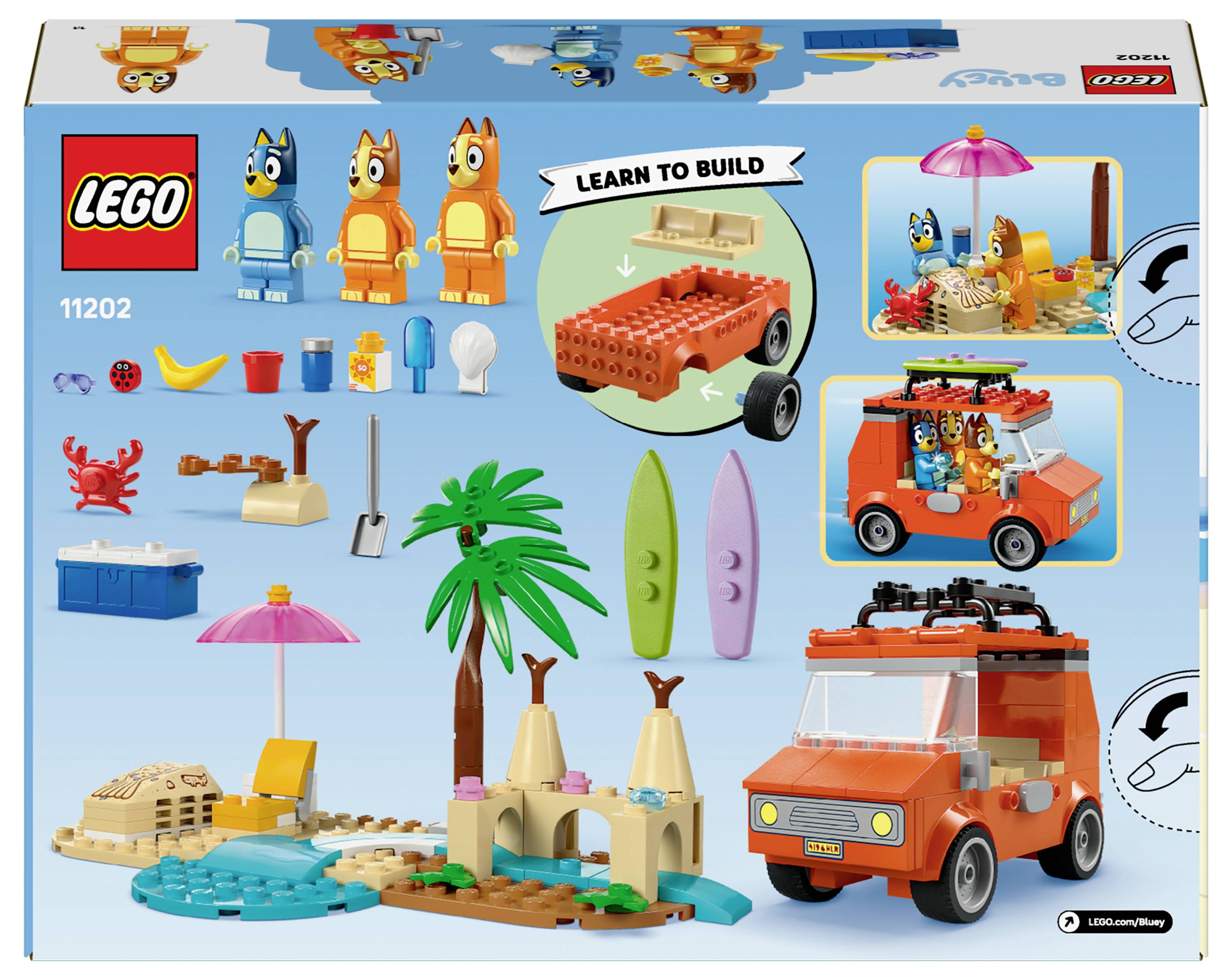 Obrázok zobrazuje škatuľu od LEGO súpravy s plážovou scénou, ktorá obsahuje postaviteľné oranžové auto, palmový strom, surfové dosky a plážové doplnky.
