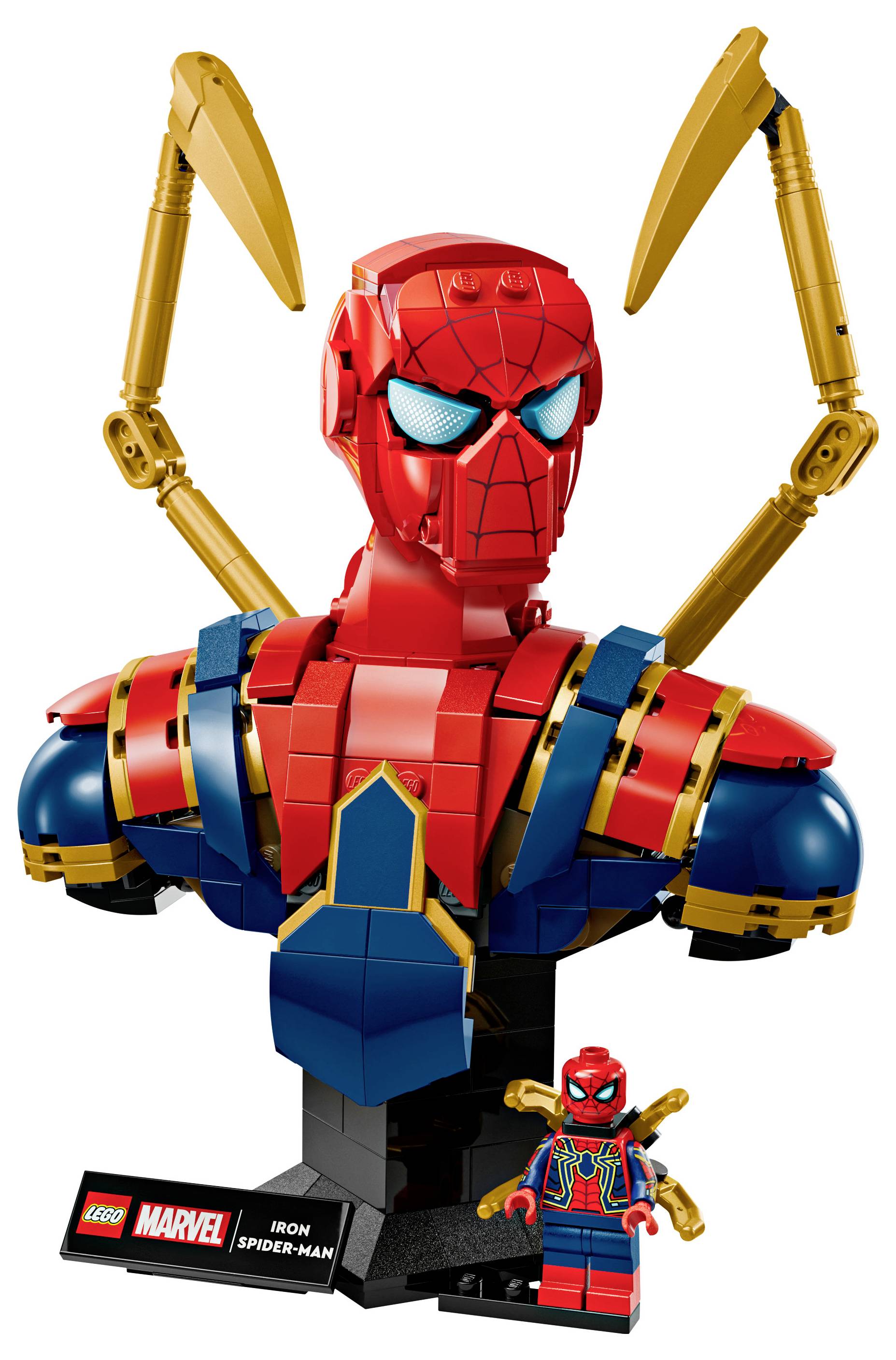 Výstava LEGO s bustou Iron Spider-Mana so zlatými kĺbovými rozšíreniami a malou figúrkou Spider-Mana, obe umiestnené na stojanoch s logom Marvel.