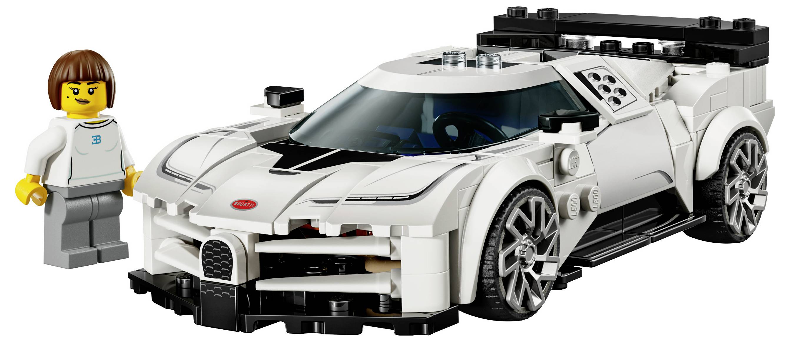Biely model športového auta Bugatti z LEGO stavebnice so LEGO figúrkou v bielom oblečení stojacou vedľa neho.