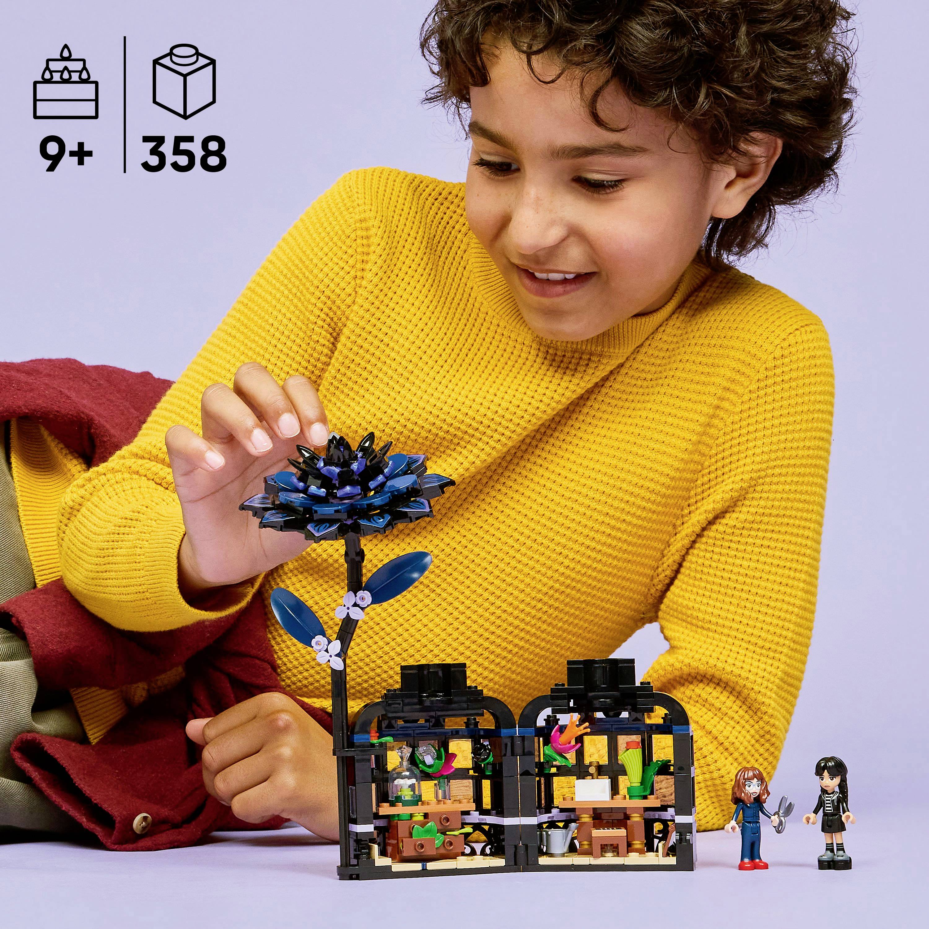 Dieťa sa hrá so súpravou LEGO botanická kolekcia, ktorá obsahuje kvet a malé postavičky. Text zobrazuje: '9+', '358 kusov'.