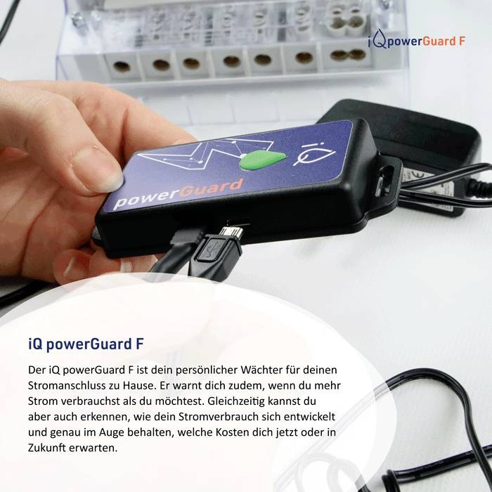 Ruka drží malé zariadenie s nápisom 'powerGuard F' nad stolom. Zariadenie je pripojené k USB káblu a slúži na monitorovanie elektrickej energie.