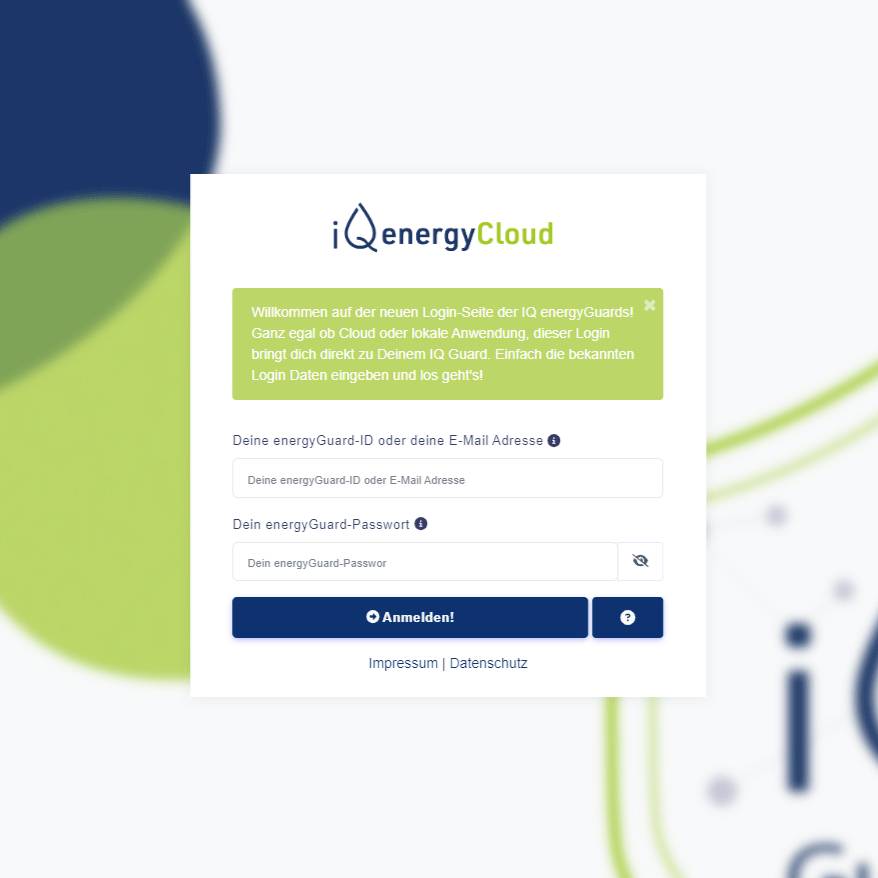 Zelený prihlasovací formulár pre 'energyCloud' s poliami pre používateľské meno a heslo. Rozmazané pozadie v modrých a zelených farbách.