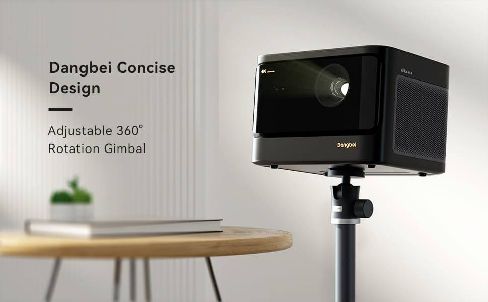 Projektor na stole zobrazuje projekciu. Text: 'Dangbei Kompaktný dizajn, Nastaviteľný 360° rotačný gimbal'.